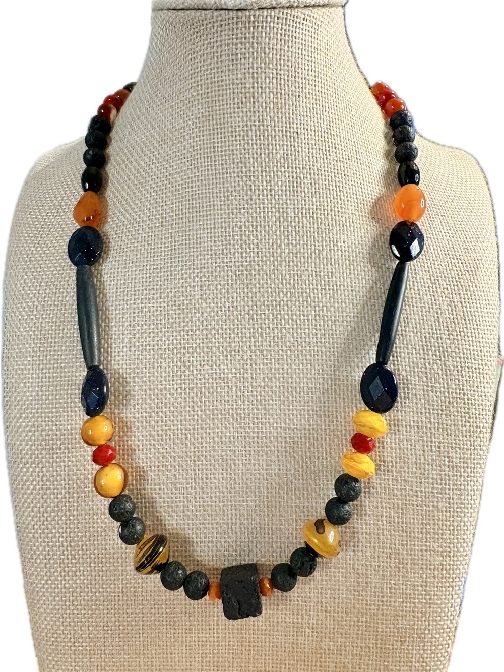 Artisan jewelry: “Pele” glass and stone necklace - Picture 6 of 6